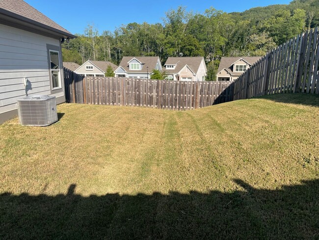 Building Photo - 3 Bedroom Home With Spacious Garage
