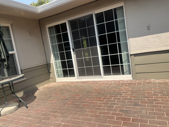 Building Photo - 426 N Olive Ave