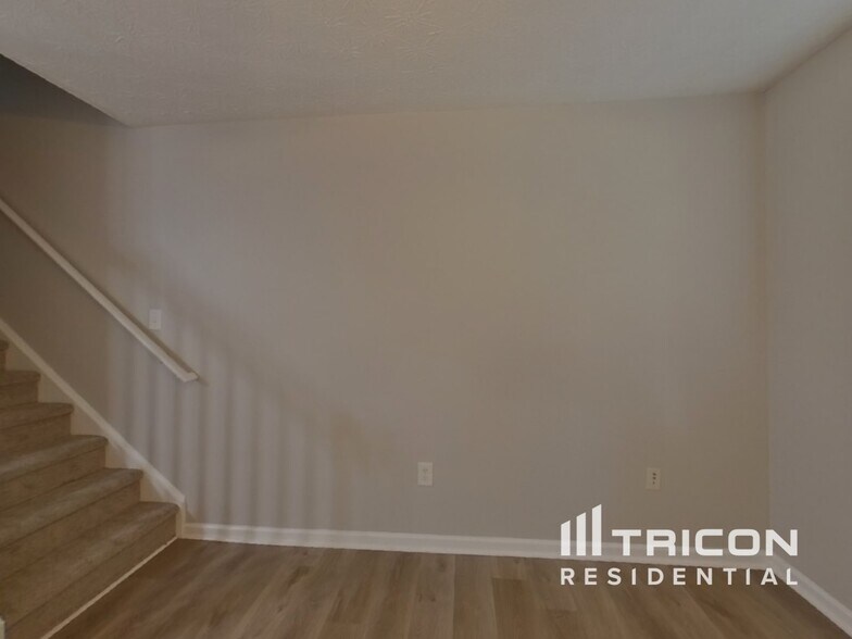 Building Photo - 1032 Wedgewood Ct NE