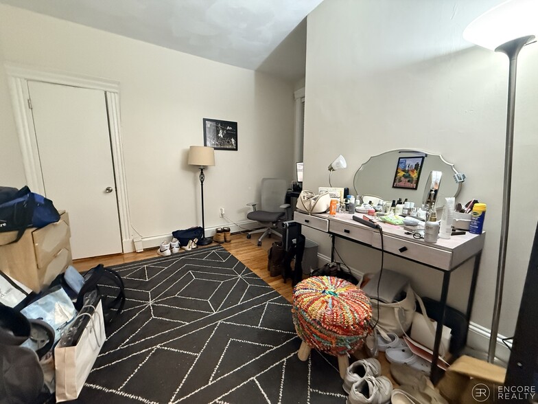 Building Photo - 65 Park Dr