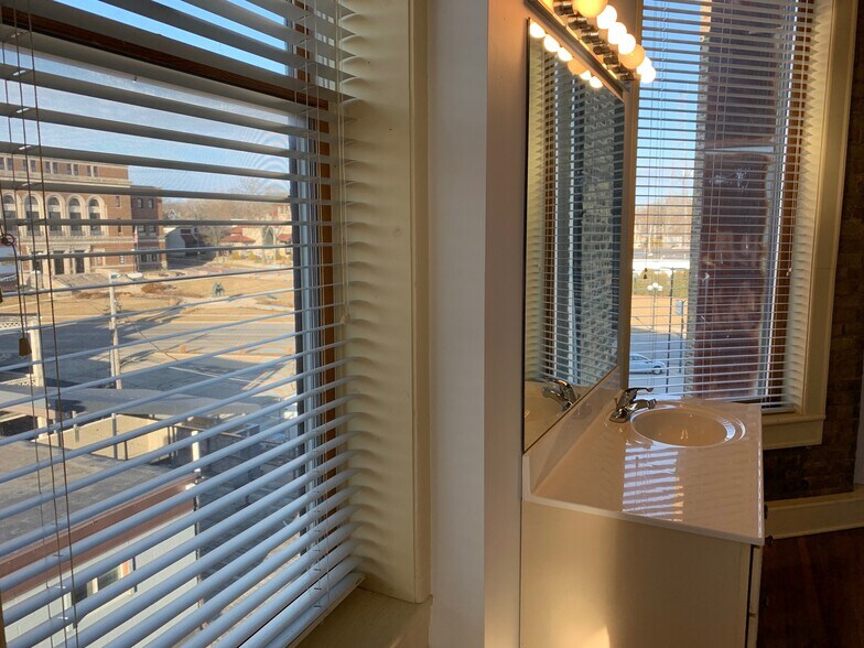 Building Photo - 515 N Main St