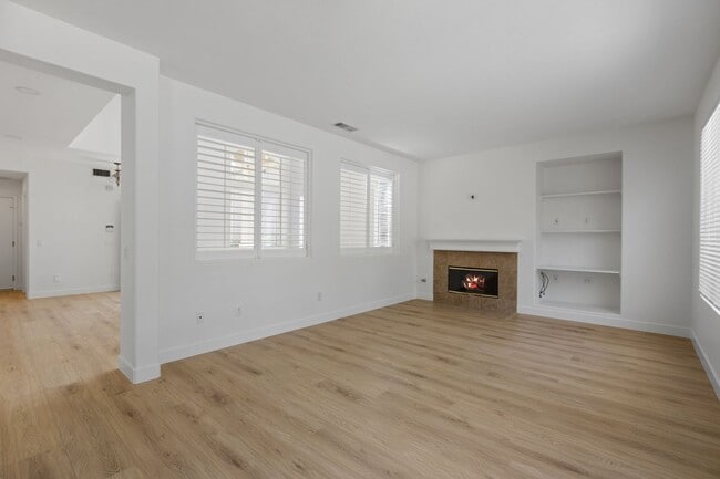 Building Photo - Gorgeous 3BD 2-Story Home in the Sorrento Community in Porter Ranch!