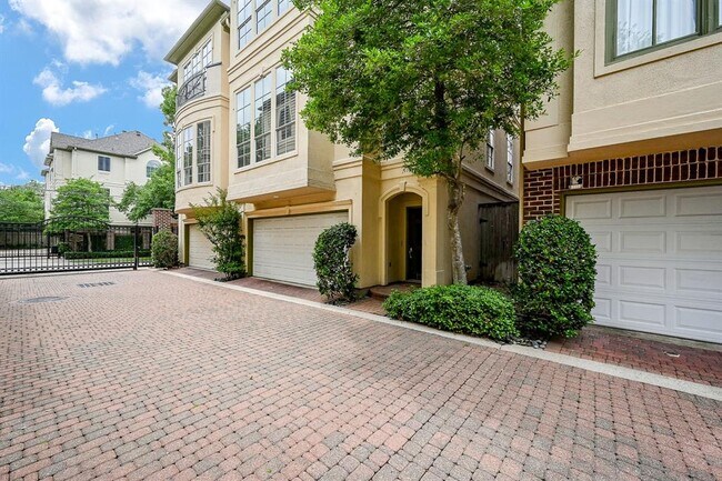 Primary Photo - 1337 Hyde Park Blvd