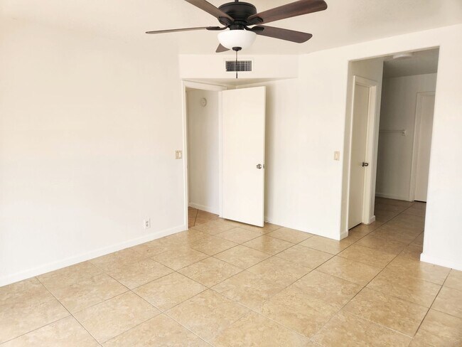 Building Photo - 3 bed 2.5 bath with loft