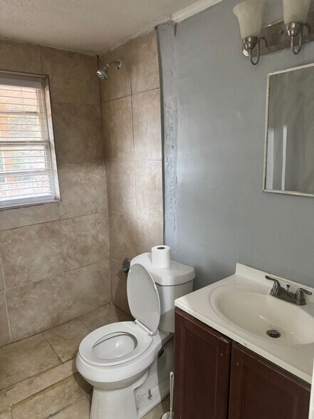 Building Photo - 1214 Gillespie Ave