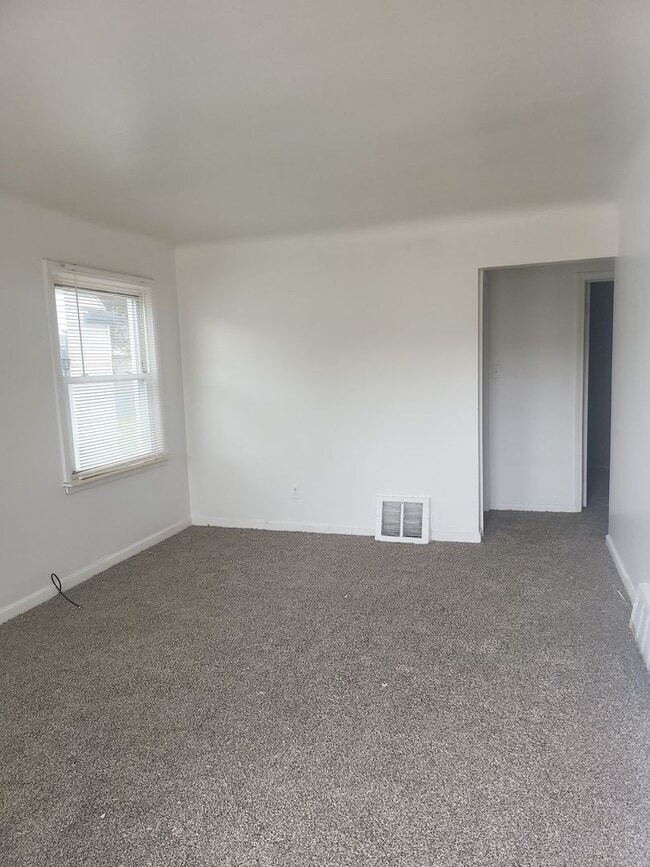 Building Photo - 3 bedroom Eastpointe $1250