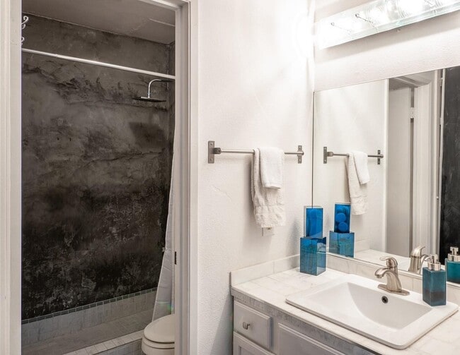 Building Photo - 256 S La Fayette Park Pl