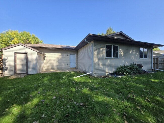 Building Photo - 5038 W Elm Ct