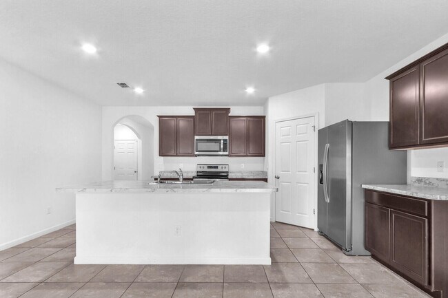 Building Photo - 2550 SE Rock Springs Dr