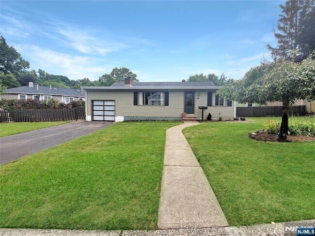 Building Photo - 40 Beechwood Rd