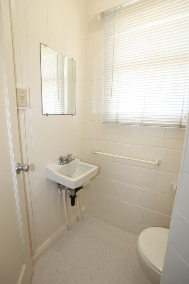 Building Photo - McCully - 1 Bdrm/1 Bath/1 Prkg - $1,300