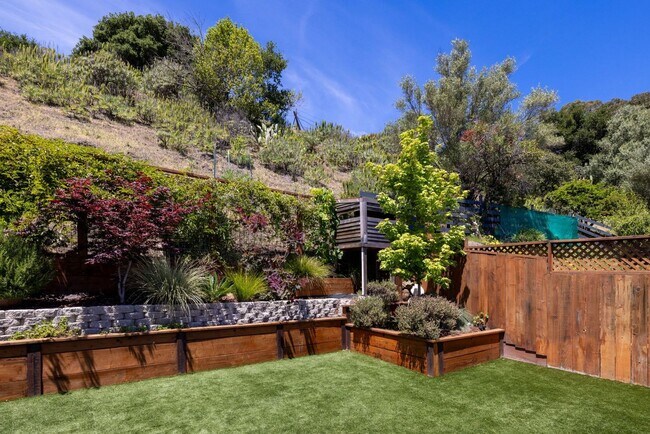 Building Photo - Beautiful Duplex In Highly Desirable San Rafael!