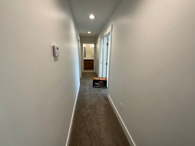 Building Photo - 3 bedroom 2.5 Bath Townhouse