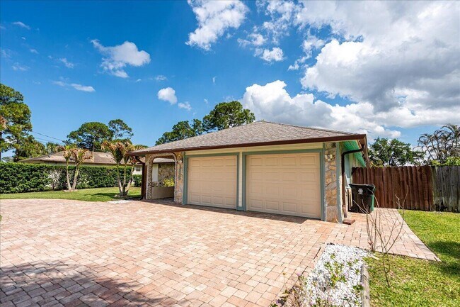 Building Photo - 1326 SW Bartell Ave