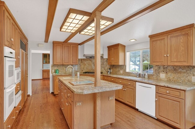 Building Photo - Absolutely Beautiful 4BR 3.5BA 2 Story Home in quiet neighborhood in Los Altos