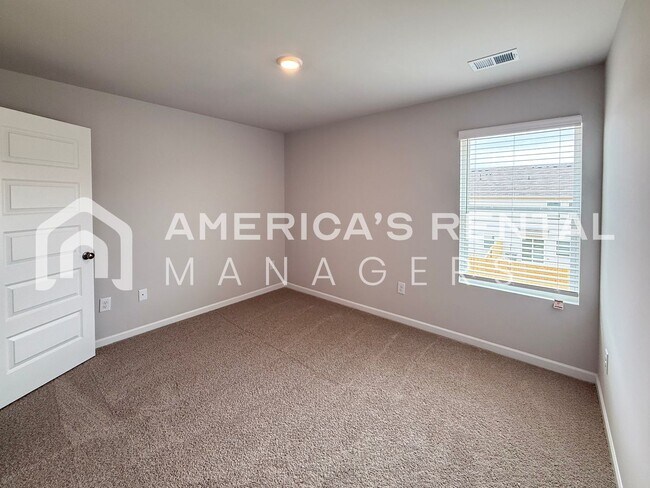 Building Photo - Escape to Lakeside Living in Lincoln! View with 48 Hours Notice!