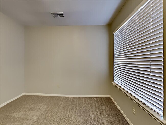 Building Photo - 6629 Queensclub Dr
