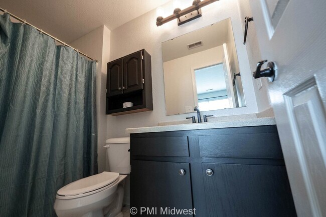 Building Photo - "Charming 3-Bed, 2-Bath Home with 1263 Sq Ft in Westfield's Serene Useppa Ct"