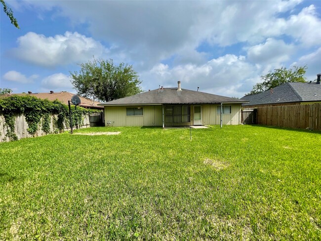 Building Photo - 6310 Star Lake Dr