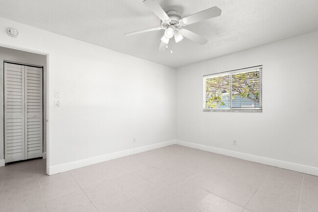 Building Photo - 2173 W Vina Del Mar Blvd