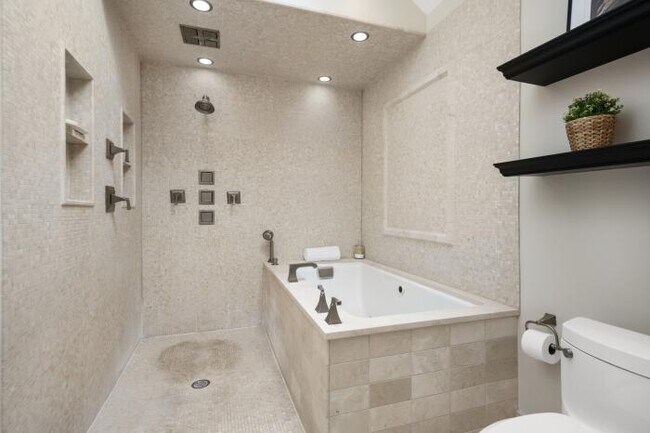 Building Photo - 5 bedroom in Chicago IL 60614