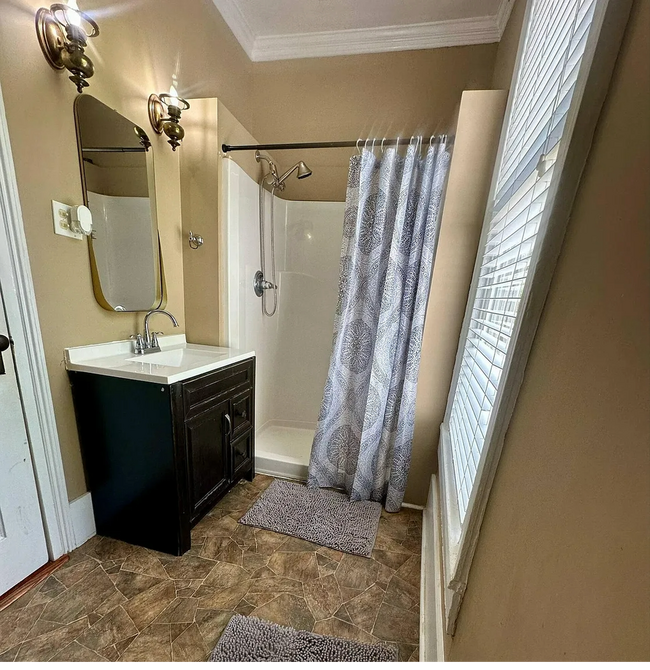 Building Photo - **Charming Small-Town Home Near Clark's Hi...