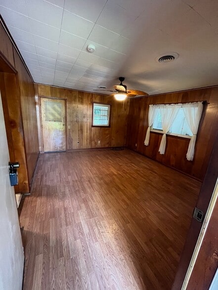 den/possible 3rd bedroom - 307 Forest Hills Dr