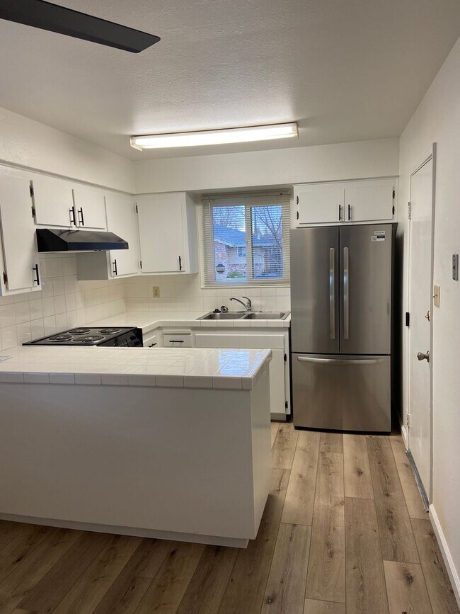 Building Photo - Duplex - Super clean 2 bdrm, 1 bath