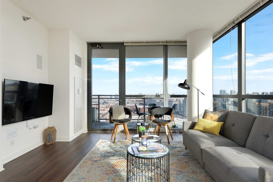 Building Photo - 716 W Kinzie St