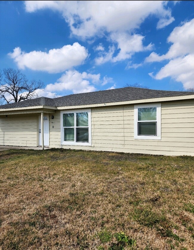 Building Photo - 2817 Rosemary Ln