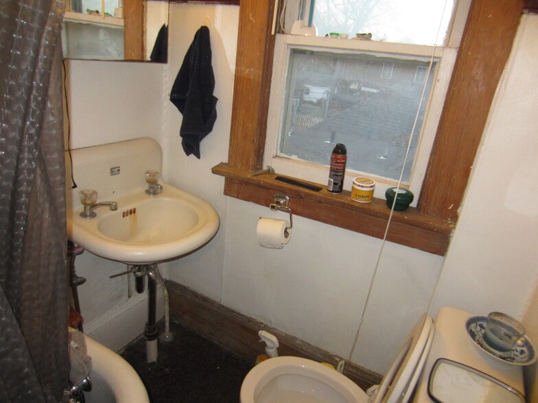 Building Photo - 1317 Rhode Island St