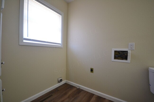 Building Photo - Lockwood Duplex