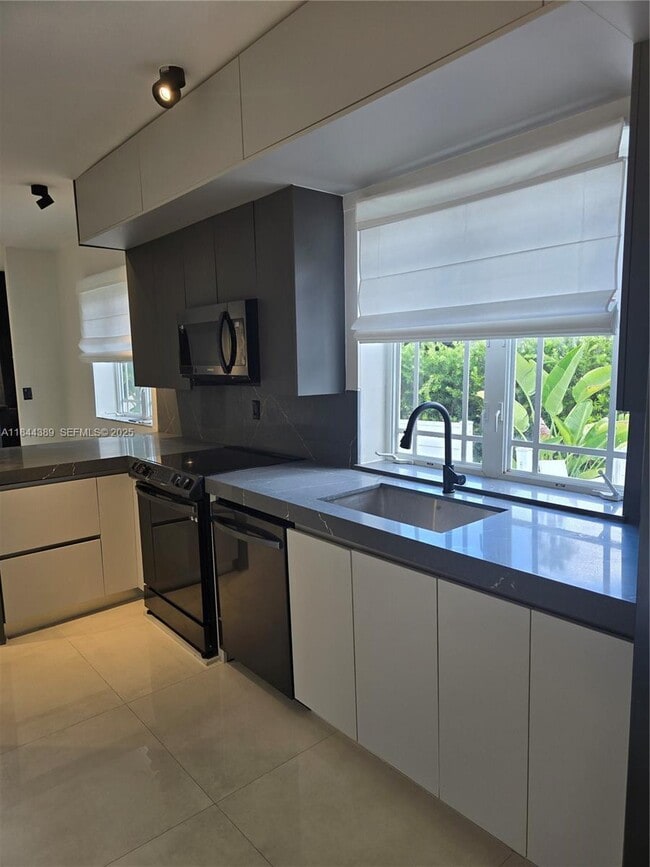 Building Photo - 1033 Tyler St