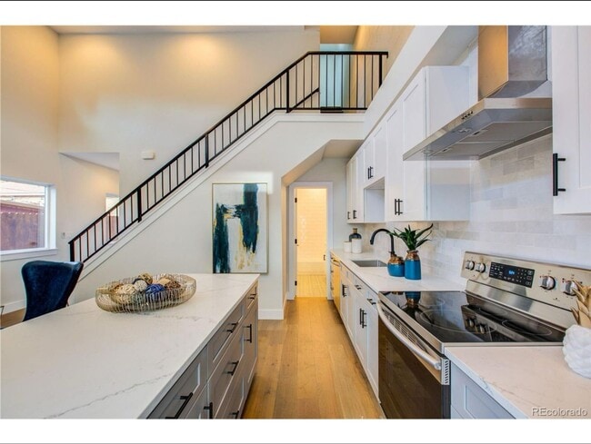 Building Photo - Unbelievable 2 Bed + Den Townhome - The Ul...