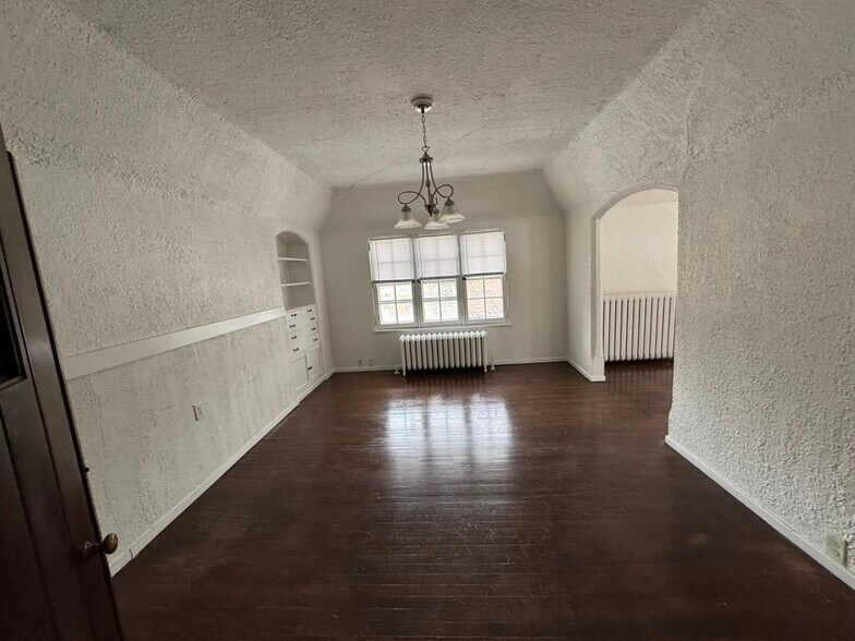 Building Photo - 2863 N Lake Dr