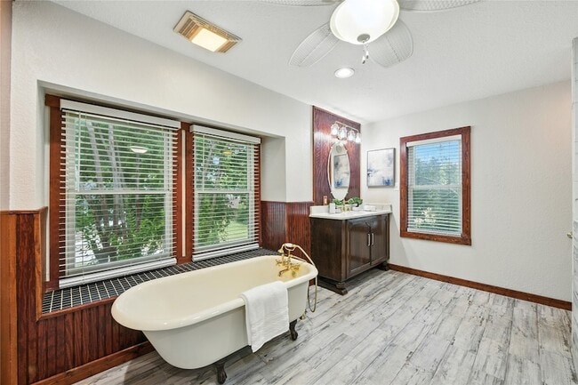 Building Photo - 1323 Dublin St