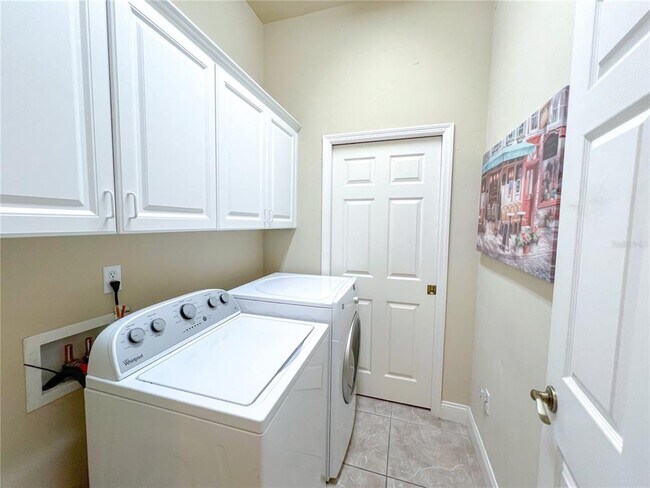 Building Photo - 9048 SW 76th Ave