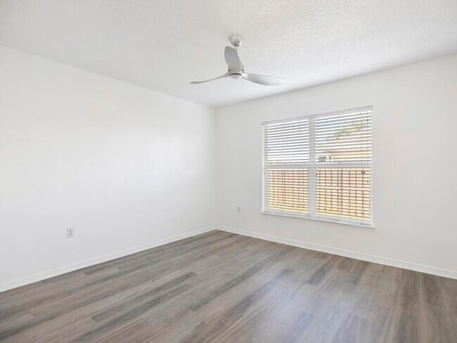 Building Photo - 981 SW McElroy Ave