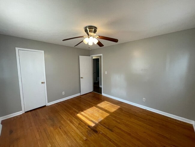 Building Photo - 3/1 House Available Now