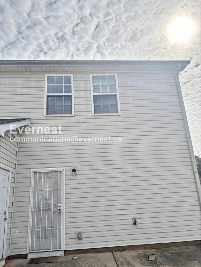 Building Photo - 3 Bed, 2.5 Bath Home with Off-Street Parking / Pet-Friendly / Available Now!