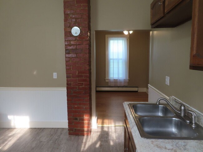Building Photo - 1026 Stophlet St