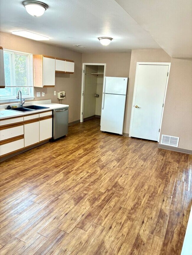 Building Photo - Move-In Special: 2 Weeks Free! Spacious 3 Bed, 1.5 Bath Apartment in Longmont