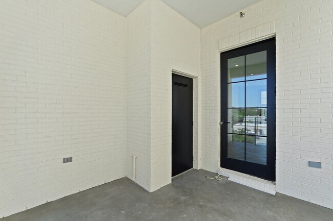 Building Photo - The 912 Building C