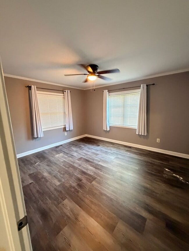 Building Photo - Home on 2.5 Acres in laurens!!