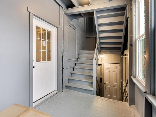 Building Photo - 4213 W Roscoe St