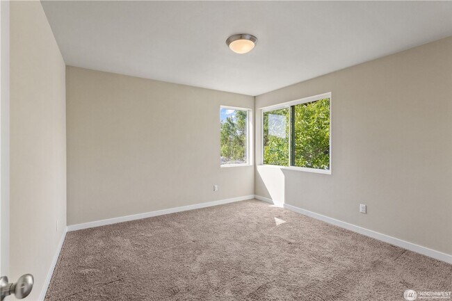 Building Photo - Newer Modern Townhome, Attached 2 car garage, Bedroom and bath on ground level