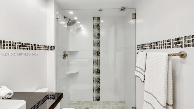 Building Photo - 3140 S Ocean Dr