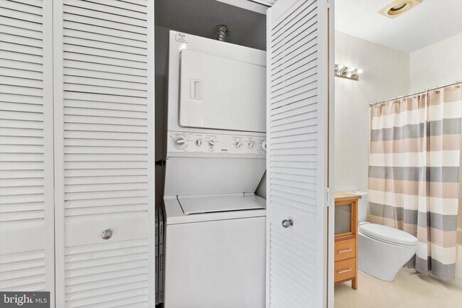 Building Photo - 5909 Barbados Pl