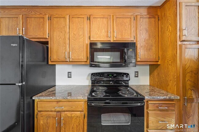 Building Photo - 17 Oak Forest Dr