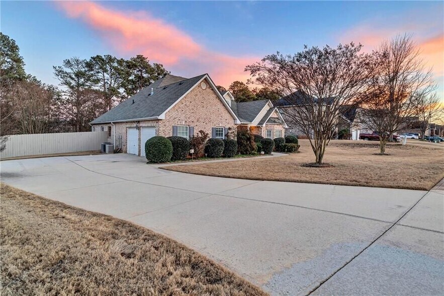 Building Photo - 1141 Carillon Dr SE